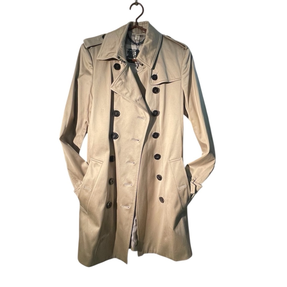 Burberry Light Beige Double-Breasted Trench Coat with Black Buttons - Picture 4 of 9